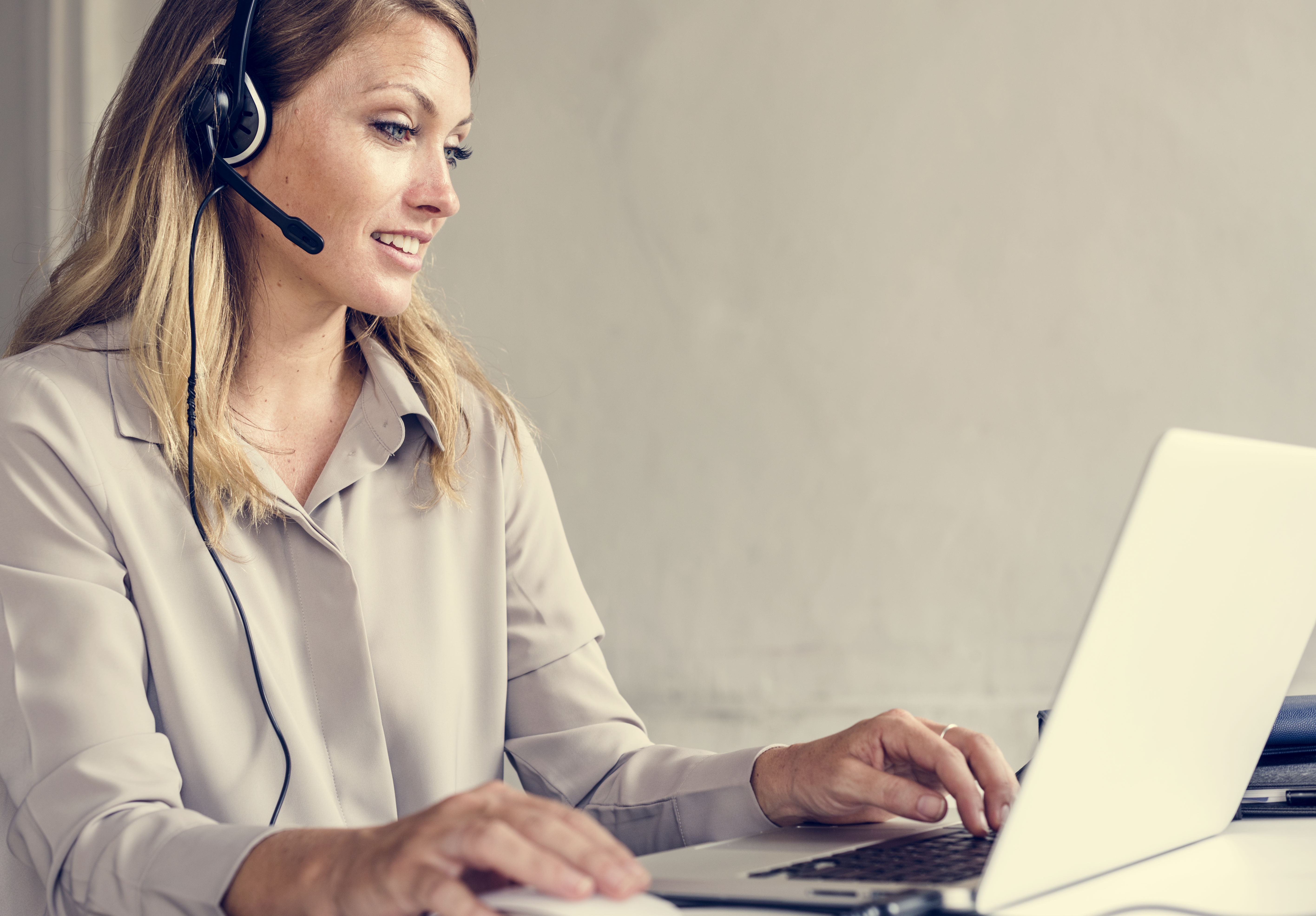 Call Center Woman Help Desk Service Cdc Software